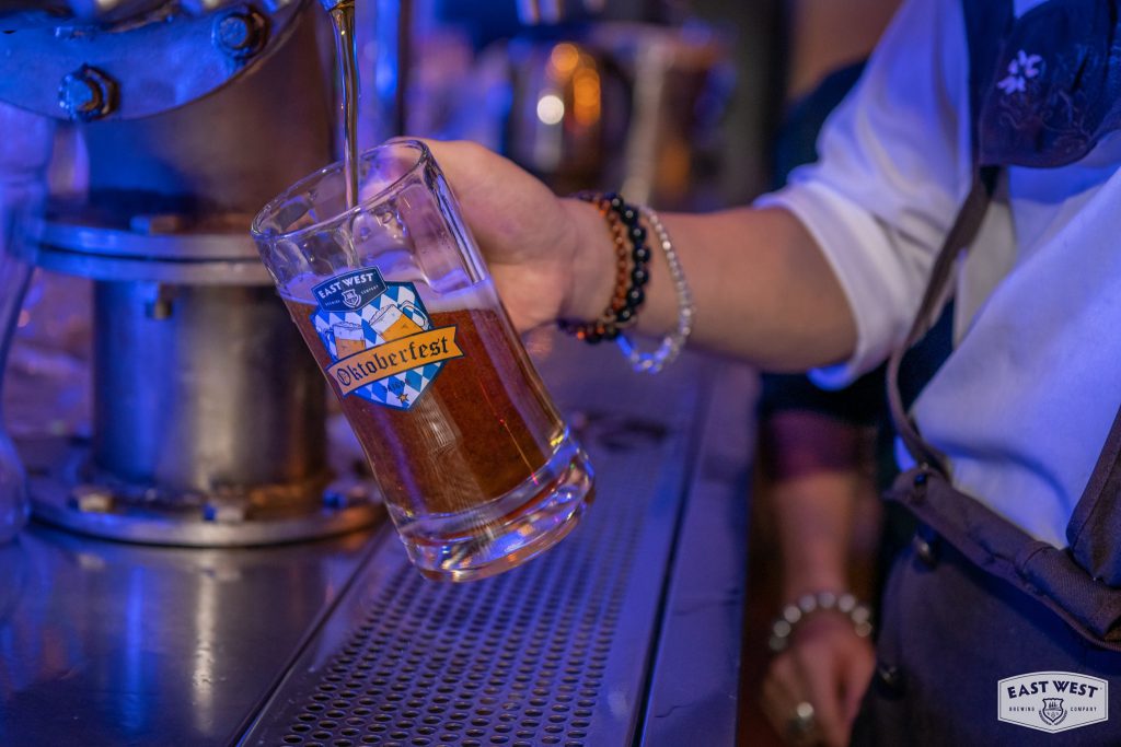 Bia được phục vụ trong ly Mug nhân sự kiện Oktoberfest tại East West Brewing