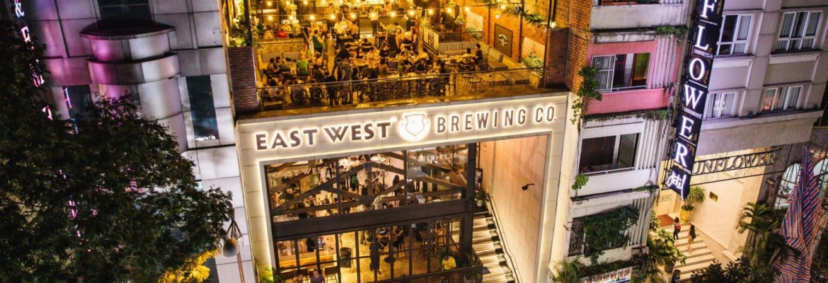 Nhà hàng East West Brewing trên đường Lý Tự Trọng